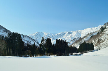 Fototapeta na wymiar 冬の飯豊のふもとの風景
