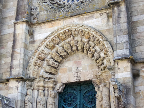 Imagen del Pórtico de la Iglesia de San Martiño en Noia (Galicia - España siglos XIV y XV) donde se puede ver el tímpano y un arco apuntado, siguiendo el diseño del Pórtico de la Gloria en Santiago.