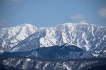 Fototapeta na wymiar 冬の晴天下の西朝日岳