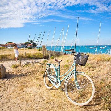 Vélo bleu au bord de la mer en France sur l'île de Noirmoutier en Vendée.