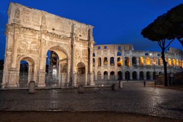 Fototapeta premium Arch of Constantine and Colosseum at Night in Rome, Italy