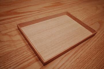 나무 테이블 위에 올려진 나무 쟁반