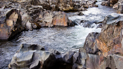 r&iacute;o de monta&ntilde;a entre rocas en una tarde de invierno.