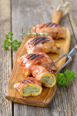 Deftige schwäbische Fleisch-Maultaschen  im Käse-Bacon-Mantel und würziger Barbecue-Sauce gegrillt – Grilled Swabian meat ravioli wrapped in cheese and bacon, coated with a spicy barbecue sauce