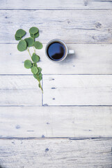 白い木製テーブルと白いカップに入ったホットコーヒー