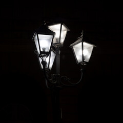 Nachtaufnahme einer alten  4 armigen Strassenleuchte