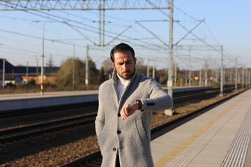 Mężczyzna 40 plus w płaszczu w piękny jesienny dzień. © marriaci_photo