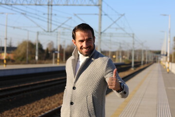 Mężczyzna 40 plus w płaszczu w piękny jesienny dzień. © marriaci_photo