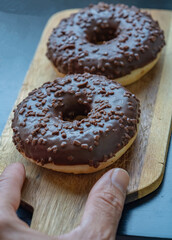 Dos donuts de chocolate sobre madera. Listos para comer