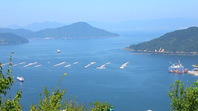 広島県坂町から撮影した瀬戸内海の風景 牡蠣の養殖 パン 4K 金輪島 似島