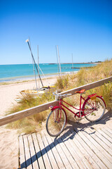 Vieux vélo rouge en bord de mer sur les plages en France.