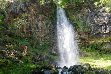 randonneuse devant la cascade 