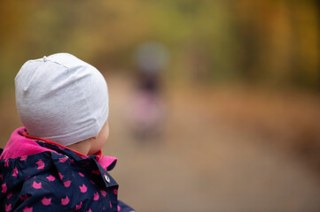 Kleines Kind schaut nach hinten