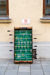 Tischkicker vor Hauswand