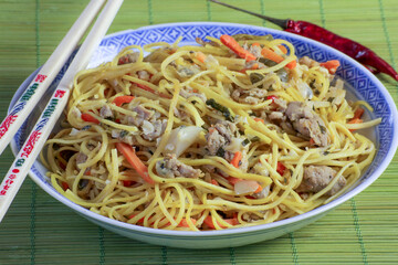 plat de nouilles chinoises au porc et légumes