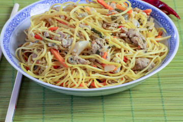 plat de nouilles chinoises au porc et légumes