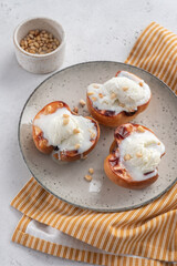 Preparation of quince with honey and nuts