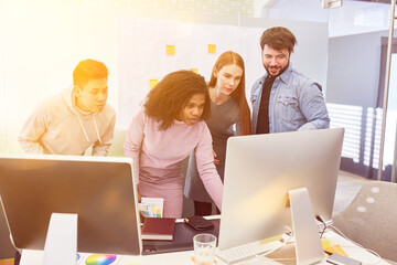 Obraz premium Webdesigner Team im Büro am Computer