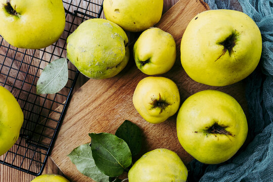 Coings cueillis dans le jardin - Pr&eacute;paration de p&acirc;te de coings sur la table en bois de cuisine