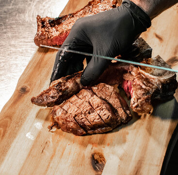 T-Bone Steak vom Chef Koch tranchiert 