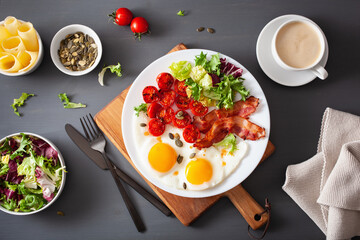 healthy keto diet breakfast: egg, tomatoes, salad leaves and bacon