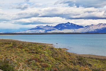 Fototapeta na wymiar Lago argentino lake in El Calafate, Patagonia, Argentina