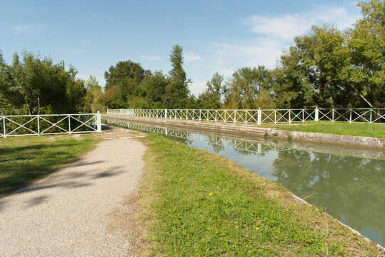 Tous les pont canaux qui existent sur les canaux de France facilitent le franchissement d'obstacles se trouvant sur le parcours de l'eau du canal comme sur le Canal Lat&eacute;ral &agrave; la Garonne