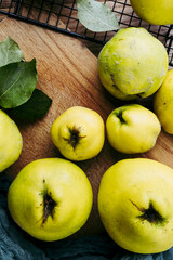 Coings cueillis dans le jardin - Préparation de pâte de coings sur la table en bois de cuisine