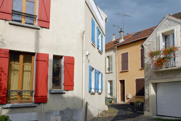 Ville de Champigny-sur-Marne, ruelle colorée du centre ville, volets rouges et bleus, façade fleurie, département du Val-de-Marne, France