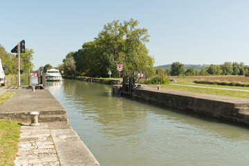 Ce bateau de plaisancier approche d'une &eacute;cluse, &eacute;l&eacute;ment indispensable sur le Canal Lat&eacute;ral &agrave; la Garonne pour pouvoir naviguer en toute s&eacute;r&eacute;nit&eacute;