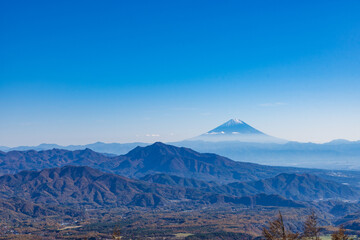 Fototapeta premium 清里テラスから見た青空の富士山と茅ヶ岳