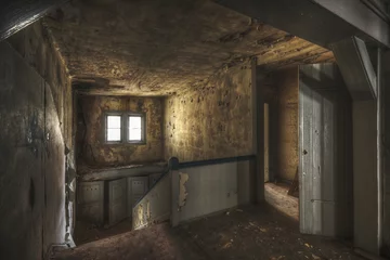 Selbstklebende Fototapete Alte verlassene Gebäude Blick auf ein gruseliges verlassenes Haus