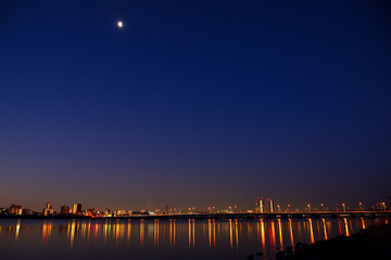 Fototapeta premium 夜明け前の街と月