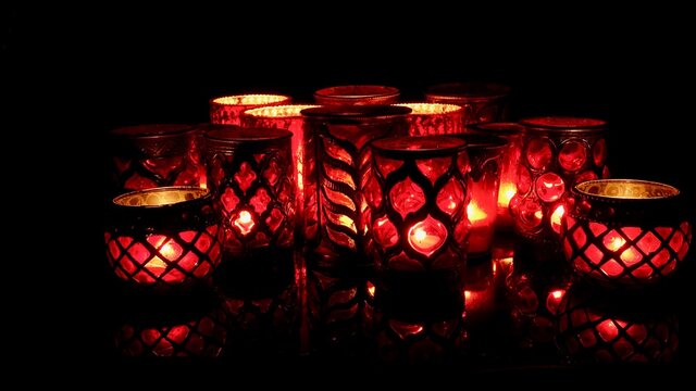 Kerzenlichter, festlich, rot leuchtend zu Weihnachten, Adventszeit, feierlich, stimmungsvoll