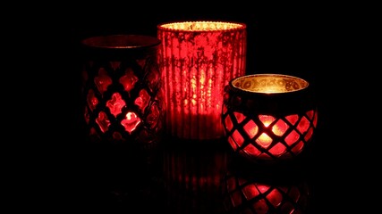 Fototapeta na wymiar Kerzenlichter, festlich, rot leuchtend zu Weihnachten, Adventszeit, feierlich, stimmungsvoll
