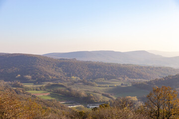 schöne aussicht im gebirge, mit grünen Tälern