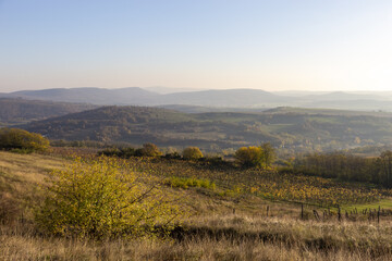 sonnenuntergang in den bergen im herbst in ungarn