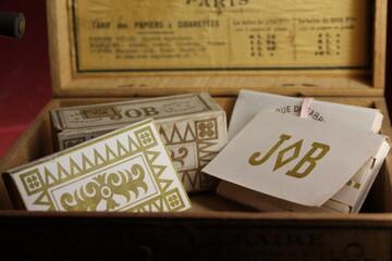 Boite ancienne à papier à rouler