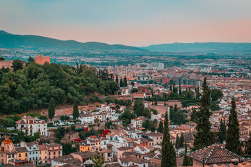 Fototapeta na wymiar Calles y vista panorámica de la ciudad de Granada al sur de España durante la pandemia del coronavirus