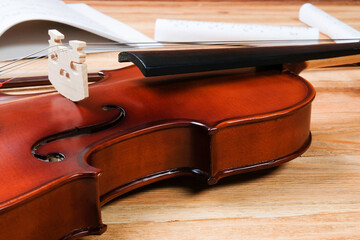 Obraz na płótnie Canvas Violin and notes on a wooden table