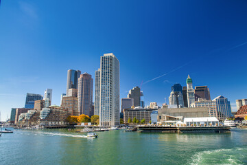 Obraz premium Boston skyline from a moving boat on a beautiful sunny day, Massachusetts