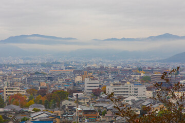雲のおりた山