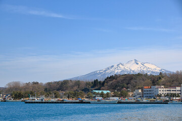 鯵ヶ沢漁港と岩木山