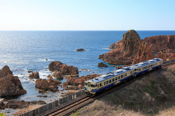 深浦の海岸　五能線　列車