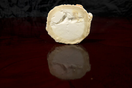 Rulo de queso de cabra sobre una mesa de madera