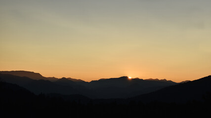 Abendrot über Berglandschaft und Hügelllandschaft bis zum Horizont, grau, orange in Niederösterreich, Österreich