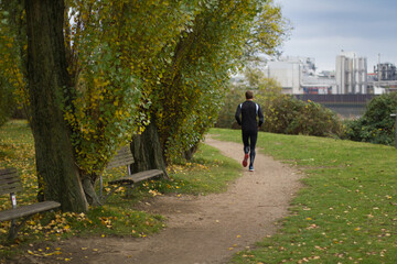 Jogger im Park, dunkel