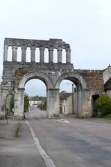 Fototapeta na wymiar arch of Arroux door