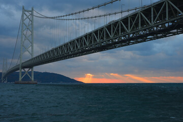 明石海峡大橋と天使の梯子