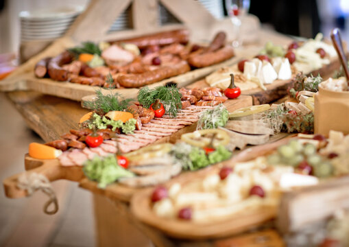 Jedzenie na paterze drewnianej podanej na weselu.